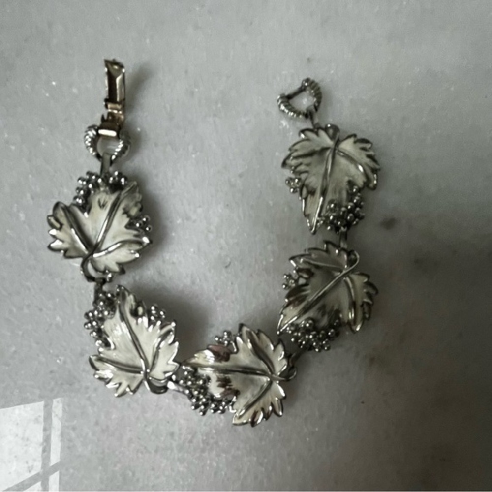 VINTAGE SARAH COVENTRY WHISPERING LEAVES WHITE ENAMEL SILVER TONE BRACELET